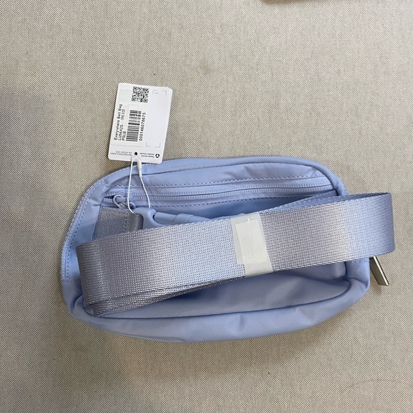 NWT lululemon everywhere belt bag pastel blue - Picture 2 of 6